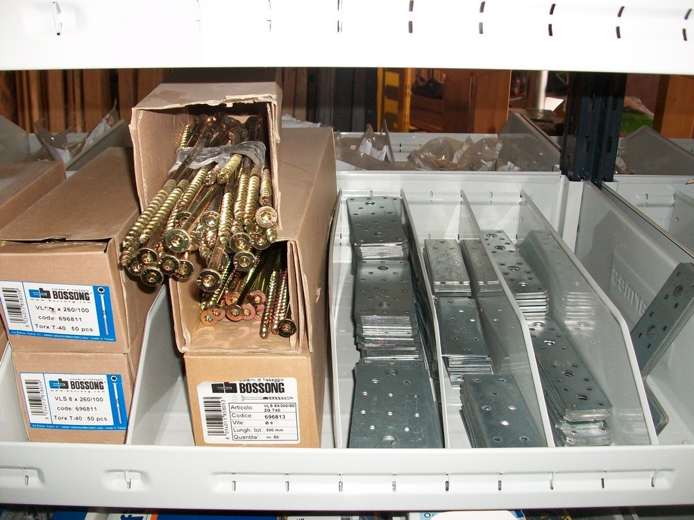 Piastre, staffe e accessori per fissaggio.